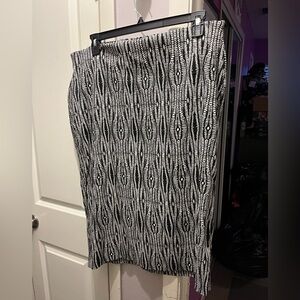 Black and white pencil skirt with zipper back